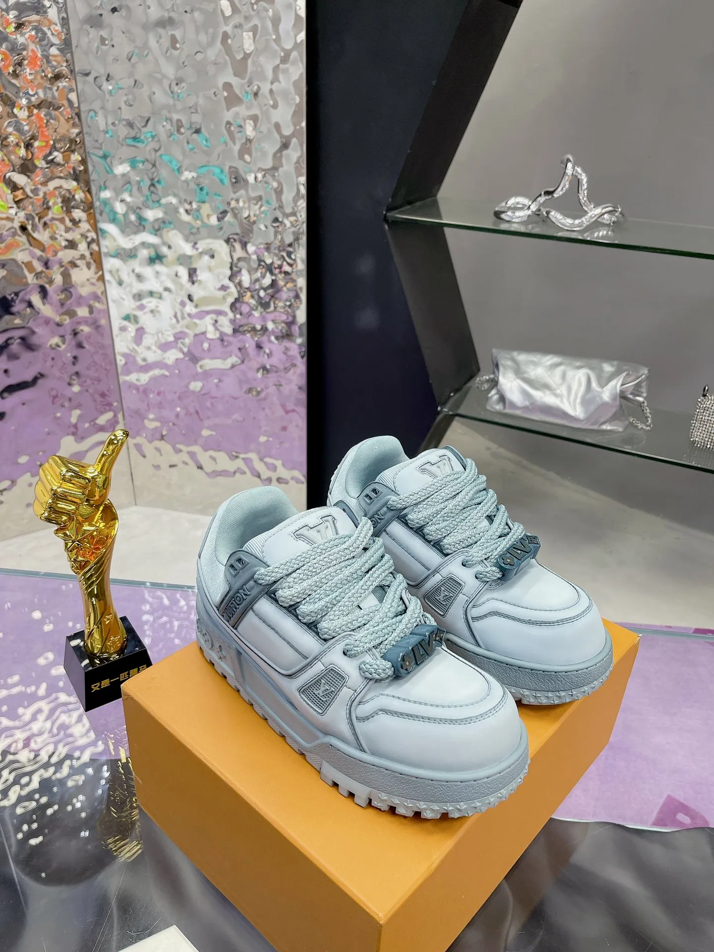 Men's shoes 💰1020❤️❤️❤️ LV donkey brand L's latest catwalk models Chubby Chubby Chubby Chubby TRAINER MAXI bread shoes Skateboard shoes Casual Couple models Sports shoes DIY beading Original purchase and development Production This LV Trainer Maxi sneaker is made of soft cow leather, with a large silhouette and convex outsole to reinterpret the original LV Trainer sneaker design, interpreting the inspiration of retro basketball shoes. Rubber LV monogrammed upper, Monogram floral outsole. Exquisite packaging at the delivery counter 🛍📦 ▪️Fabrics: Original customized imported first-layer cowhide ▪️Lining: Original customized breathable mesh lining ▪️Outsole: Original open-molded TPU combination outsole ▪️Sole thickness: 4CM ▪️Size: Women's 35-41 Men's 39-45